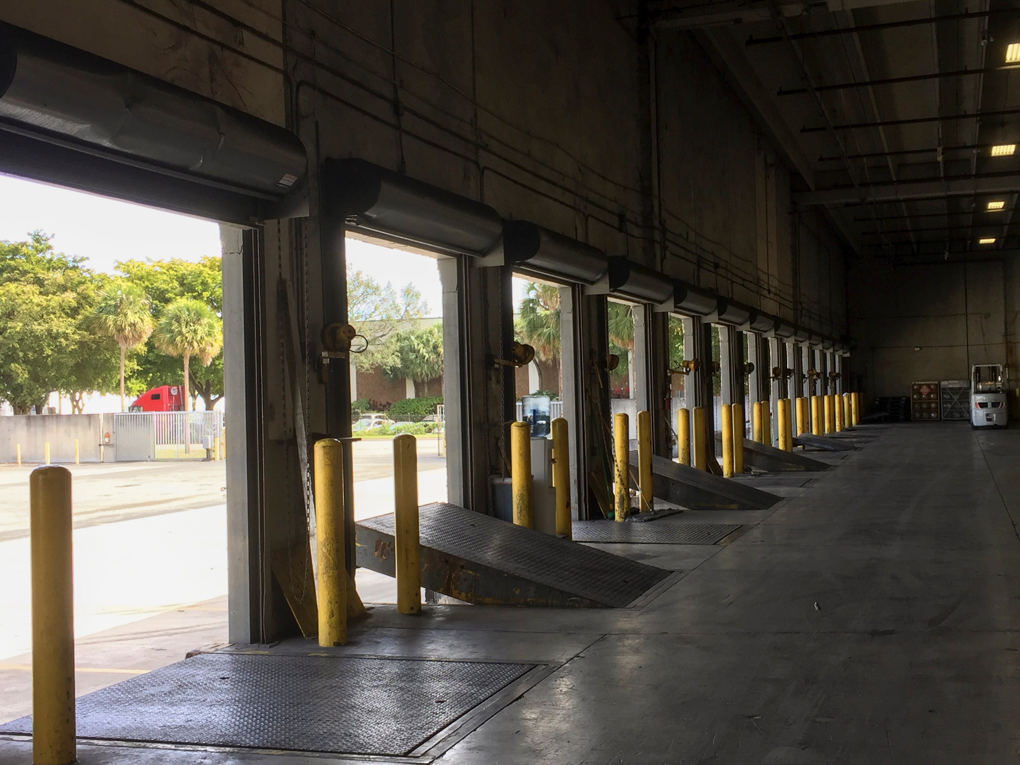 Loading docks -517893080